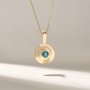 Collar con colgante de topacio azul en oro macizo de 14 k, delicado regalo de joyería con piedra natal de diciembre para mujer, collar con dije de piedra preciosa azul personalizado para ella