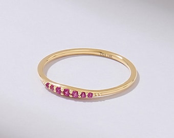 Damenring aus 14-karätigem Gold mit Rubin, zierlicher kleiner Fingerring, schmaler, stapelbarer Ehering mit Pavé-Fassung, minimalistischer Geburtsstein-Schmuck für Juli, Geschenk für Sie