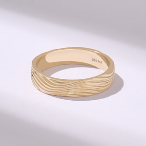 14K ウェーブパターンの結婚指輪、男性と女性のためのソリッドゴールドのミニマリストテクスチャリング、プレーンウェーブマリッジリング、シンプルなゴールドユニセックスアライアンスリング