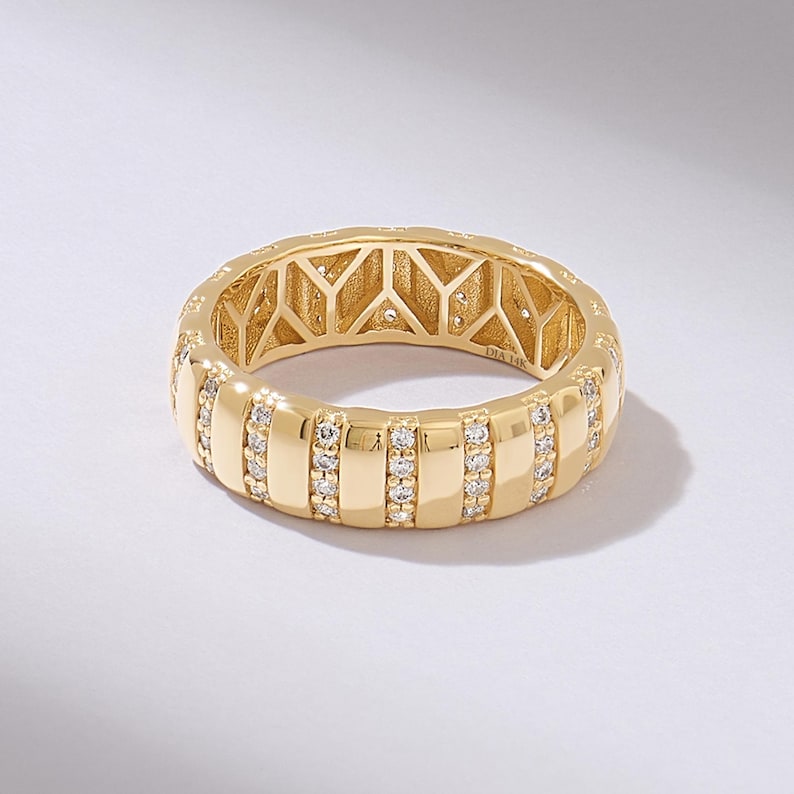14K massivt guld brett cigarrband, unik räfflad guldring med statement, geometrisk vertikal pavé diamant alliansring, tung modern cocktailring bild 1