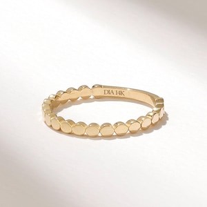 Delicato anello a pois in oro 14k, anello con perline piatte in oro massiccio, fascia impilabile unica per donna, anello per il pollice a pois, anello midi per tutti i giorni, regalo per lei