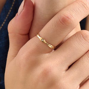 Alianza de boda con bisel de diamantes, anillo apilable de oro macizo con ondas, anillo sencillo en zigzag para mujer, anillo minimalista con engaste al ras, anillo apilable, regalo para ella