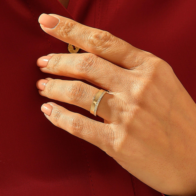 Alianza de boda con diamantes de laboratorio en oro macizo de 14k / Anillo plano de 4,8 mm con pavé en una cara / Joyería nupcial minimalista imagen 2