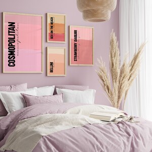 Bar Cart Wall Art Kleurrijke Wall Art Cocktails Set van 4 Prints Roze Esthetische Wall Art Bar Afdrukbare Kunst Lichtroze Muurkunst DIGITALE DOWNLOAD