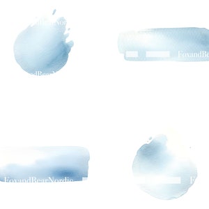 Puede incluir: Cuatro pinceladas de acuarela azul claro sobre un fondo blanco. Las formas incluyen un c&iacute;rculo, un rect&aacute;ngulo y dos formas irregulares. El texto "FoxandBearNordic" es visible en dos de las pinceladas.