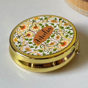 Boîte à pilules personnalisée florale jonquille William Morris, étui à bijoux rond en or, souvenir d'un ami, maman, Art nouveau, petite trousse à accessoires