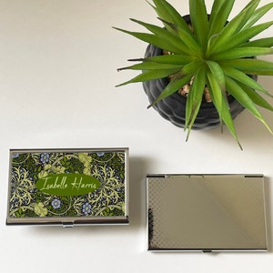 Gepersonaliseerde groen zeewier business/creditcardhouder, William Morris art nouveau bureauinrichting, bladeren en roodblauwe bloemen, cadeau voor moeder