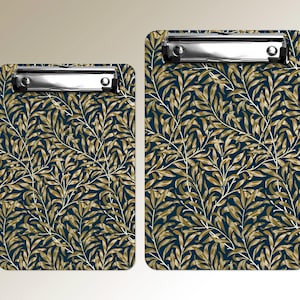 Op de afbeelding: Twee clipboards met een donkerblauwe achtergrond en een gouden bladmotief. De clipboards zijn beide leeg en klaar voor gebruik.