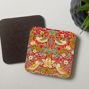 Coaster Set in William Morris Strawberry Thief Print, stoviglie in stile vittoriano, Red Birds Art Nouveau Barware, Wooden Desk Decor Vintage Gift