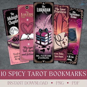 Könnte beinhalten: Set aus 10 Tarot-Lesezeichen mit verschiedenen Designs und Texten. Jedes Lesezeichen zeigt einzigartige Illustrationen und Sätze, darunter "The Midnight Chapter", "The Lovers" und "The Librarian". Die Lesezeichen sind in den Farbtönen Rosa, Schwarz und Weiß gehalten.