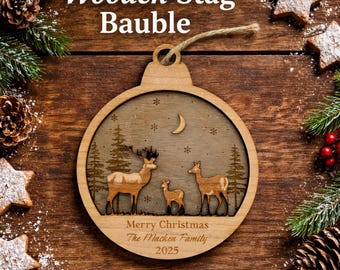 Boule de Noël en bois personnalisée cerf, ornement familial gravé, décoration de cerf, décoration d'arbre rustique