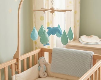 Móvil de fieltro con delfines para bebé - Decoración colgante con gotas de agua en tonos menta y azul - Decoración para habitación infantil con temática oceánica - Regalo unisex para recién nacidos