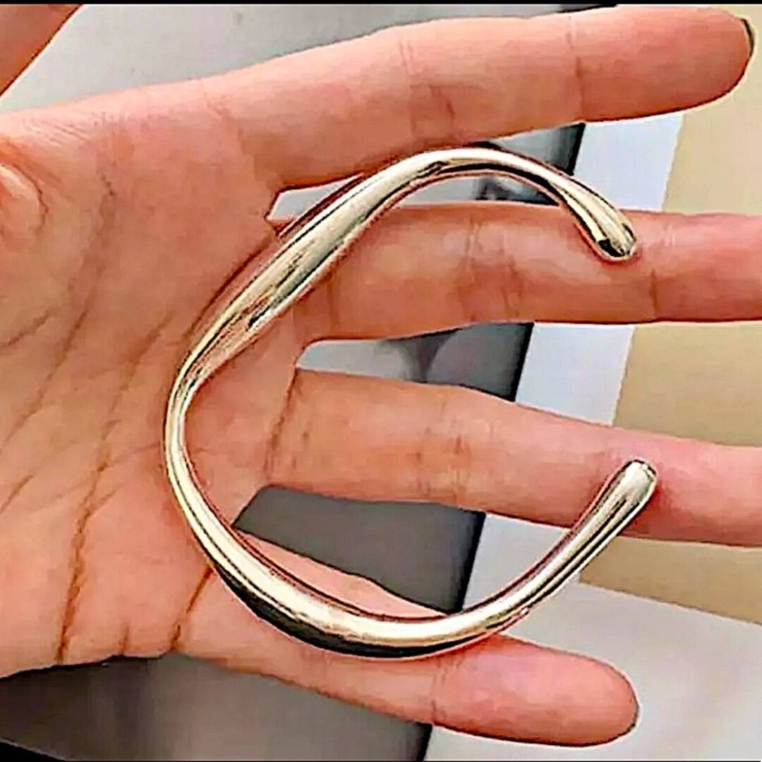 RAYNA™ – Chic Asymmetric Statement Bangle