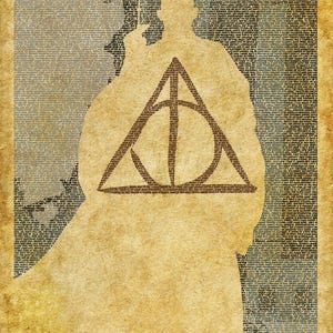 Puede incluir: Una silueta de una persona con una túnica oscura y el símbolo de las Reliquias de la Muerte en el centro. La imagen está hecha de texto y tiene un fondo vintage, parecido al pergamino.