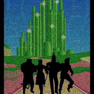 Puede incluir: Una imagen en blanco y negro de los personajes de El Mago de Oz caminando por el camino de ladrillos amarillos hacia la Ciudad Esmeralda. La ciudad está hecha de torres verdes y está en el fondo. Los personajes son Dorothy, el Espantapájaros, el Hombre de Hojalata y el León Cobarde. La imagen está hecha de texto.