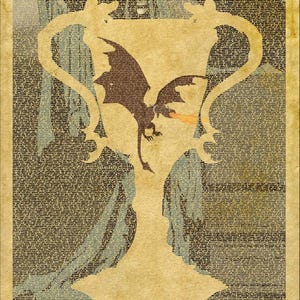 Può includere: Una silhouette di drago marrone che vola all'interno di un calice dorato, con uno sfondo di motivo testuale.