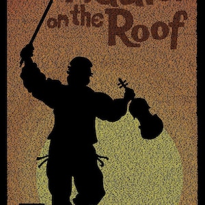 Może przedstawiać: Sylwetka mężczyzny grającego na skrzypcach, z uniesionym smyczkiem, na tle teksturowanego tła. U góry widnieje napis "Fiddler on the Roof". Tło to gradient pomarańczu i żółci.