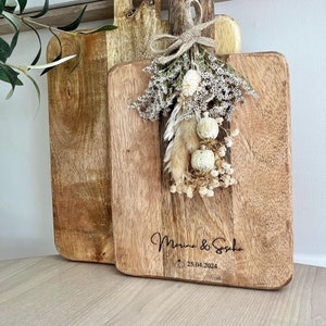 Schneidebrett | personalisiert | Hochzeitsgeschenk | Trockenblumenkranz | Holzbrett | Dekobrett | Schneidebrett | 32 cm | 38 cm