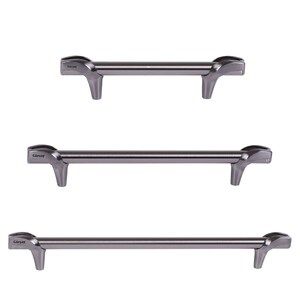 Könnte beinhalten: Drei gebürstete Nickel-Schrankgriffe mit modernem Design. Die Griffe sind alle im gleichen Stil, aber in unterschiedlichen Längen. Die Griffe haben eine gebogene Form mit einer leichten Biegung am Ende. Die Griffe sind oben mit "Gurray" beschriftet.