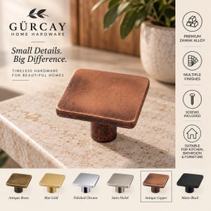 Könnte beinhalten: Ein quadratischer Möbelknopf mit antikem Kupfer-Finish. Der Text GÜRCAY HOME HARDWARE, Small Details. Big Difference. Timeless Hardware for Beautiful Homes ist sichtbar. Symbole zeigen Zamak-Legierung, verschiedene Oberflächen und Schrauben.