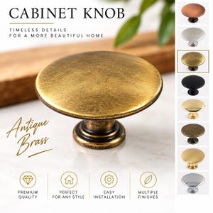 Può includere: Un pomello per mobile rotondo con finitura in ottone anticato, superficie testurizzata e stelo centrale. L'immagine include il testo CABINET KNOB, TIMELESS DETAILS FOR A MORE BEAUTIFUL HOME e Antique Brass, insieme a una colonna di otto varianti di colore.