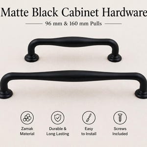 Puede incluir: Dos tiradores de armario en negro mate con diseño curvo. El texto dice Matte Black Cabinet Hardware, 96 mm & 160 mm Pulls, Zamak Material, Durable & Long Lasting, Easy to Install y Screws Included. Estos tiradores de metal tienen extremos redondeados.