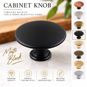 Può includere: Un pomello per mobile nero opaco con una parte superiore circolare liscia e una base cilindrica. L'immagine include il testo CABINET KNOB, TIMELESS DETAILS FOR A MORE BEAUTIFUL HOME e Matte Black, insieme a icone per qualità e installazione.