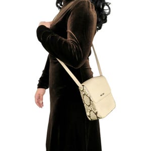 Vintage Nine West tas uit het jaar 2000 in beige met slangenprint (pythonpatroon) en vierkante vorm.