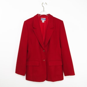 Op de afbeelding: Een rode blazer met een enkele knoopsluiting en twee zakken. De blazer heeft een label met de tekst "Ponstelor".