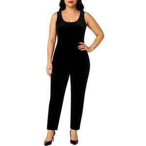 Puede incluir: Un mono negro sin mangas con cuello redondo. El mono tiene un corpiño ajustado y pantalones de pernera recta. La modelo lleva tacones negros. El mono está hecho de terciopelo.