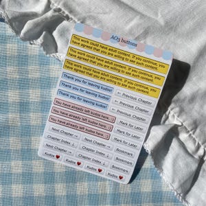 Könnte beinhalten: Ein rechteckiger Aufkleberbogen mit dem Titel AO3 buttons, der mehrere Reihen kleiner, rechteckiger Etiketten mit Texten wie This work could have adult content, Thank you for leaving kudos, Previous Chapter und Mark for Later enthält.