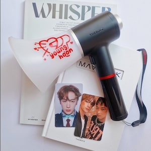 以下が含まれることがあります： 赤い文字で「#younghoon」と書かれた白いメガホンと、黒と銀のヘアドライヤーに「THEBOYZ」と書かれている。THEBOYZグループのK-POPアイドルのフォトカードが3枚ある。