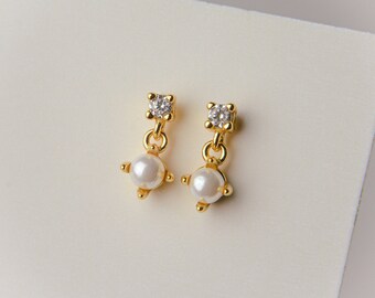 Dainty Pearl Earrings, Freshwater Pearl Earrings, Pearl Studs, Gold Pearl Earrings, Dainty Earrings, Gift for Her, White Pearl Earrings