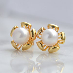 Pearl Flower Earrings, Flower Stud Earrings, Freshwater Pearl Earrings, Pearl Studs, Gold Stud Earrings, Flower Stud Earrings, Gift for Her