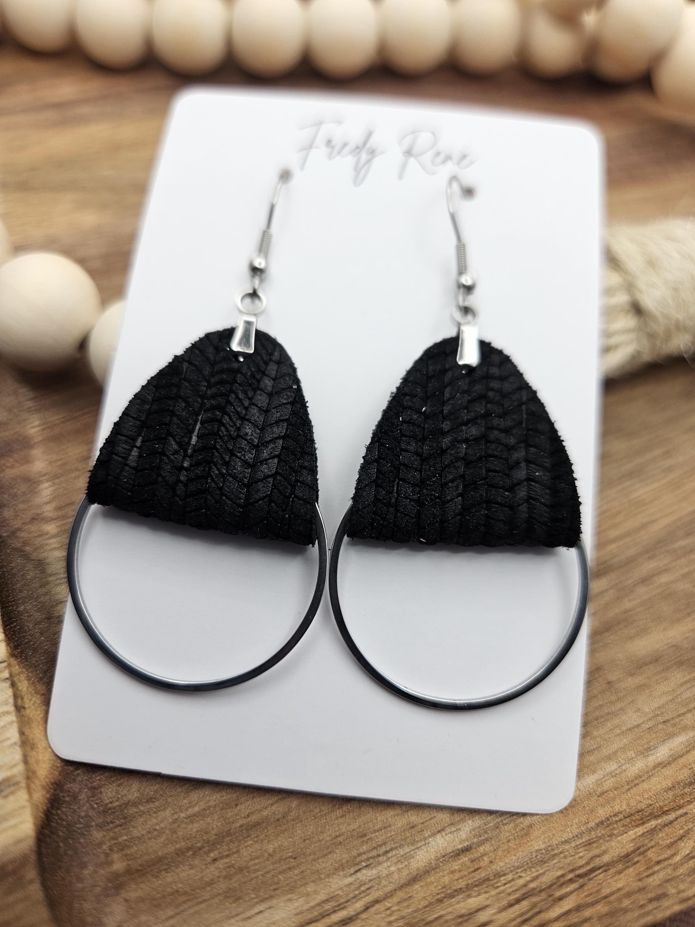 Handmade Black Palm Leaf Genuine Leather Earrings with Metal Circle Detail - Thumbnail 3