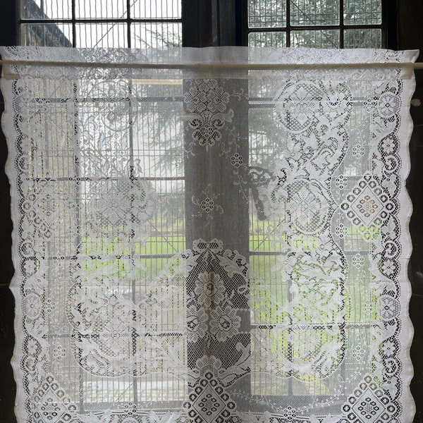 Panneau de rideau en dentelle de coton Victorian Design c1895 « Clara » 36 x 36 po., prêt à accrocher