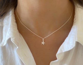 Colar gargantilha em prata de lei com pingente de estrela-do-mar e concha.