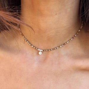 Colar de contas personalizado de prata esterlina com pingente de letra inicial, gargantilha de miçangas de semente, alfabeto dourado, colar delicado com sementes, ideia de presente