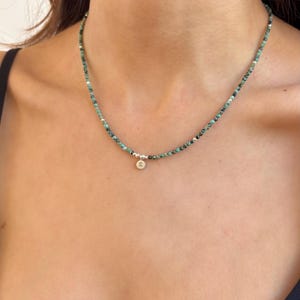 Colar de contas personalizado de prata esterlina com pingente de letra inicial, gargantilha de miçangas de semente minúscula, alfabeto dourado, colar delicado com sementes, presente azul