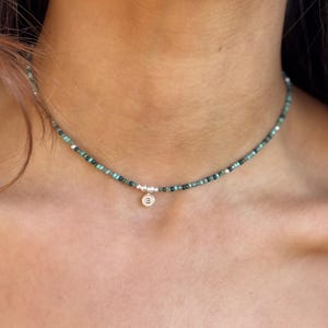 Colar de contas personalizado de prata esterlina com pingente de letra inicial, gargantilha de miçangas de semente, alfabeto dourado, colar delicado com sementes, ideia de presente