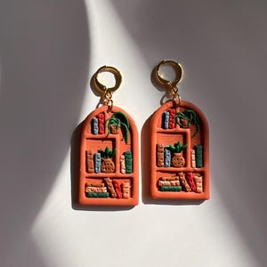 Orecchini a forma di libreria in argilla polimerica fatti a mano: regalo per gli amanti dei libri