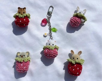 Llaveros de fresa de ganchillo Baby Calico Critter – Personalizables