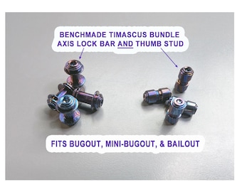 Könnte beinhalten: Ein Benchmade Timascus-Set bestehend aus Axis-Lock-Riegeln und Daumenpins mit metallisch irisierendem Blau- und Violett-Finish. Der Text lautet: BENCHMADE TIMASCUS BUNDLE AXIS LOCK BAR AND THUMB STUD und FITS BUGOUT, MINI-BUGOUT, & BAILOUT.