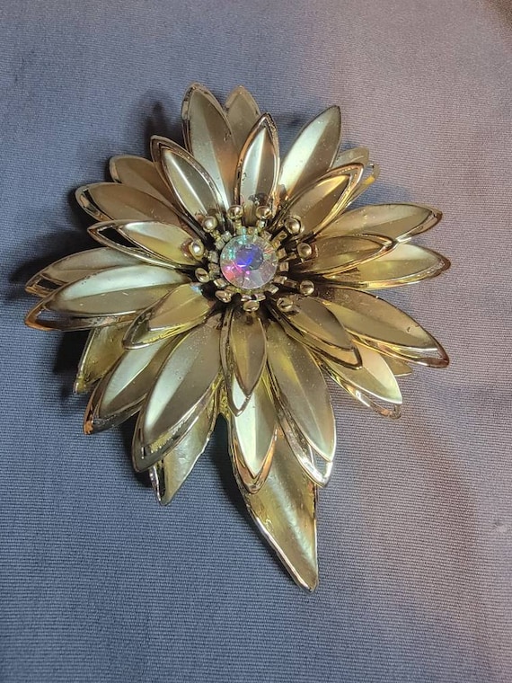 Beautiful Vintage Floral Brooch