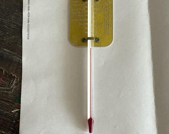 Vintage gebraden vleesthermometer TCA Ohio Made in USA gele achtergrond nostalgisch