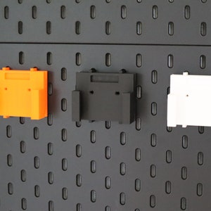 Stable Makita 18V battery holder for Skadis, pegboard, screws, French cleat with locking mechanism