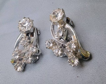 Pendientes de clip vintage con pedrería, diseño floral con piedra redonda