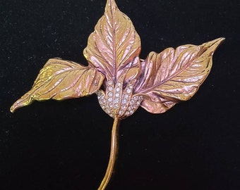 Broche de hoja dorada con piedras transparentes de M.Jent