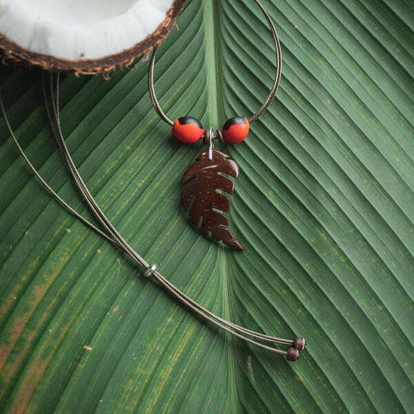 Collier fait main de feuilles de coquille de noix de coco avec des graines de Huayruro de la forêt amazonienne Réglable Naturel