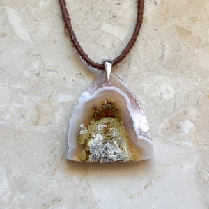 Colgante de ágata musgosa natural con forma de pluma, procedente de Java, Indonesia, con colgante de piedra preciosa rara, argolla de plata de ley y cordón de cuero auténtico.